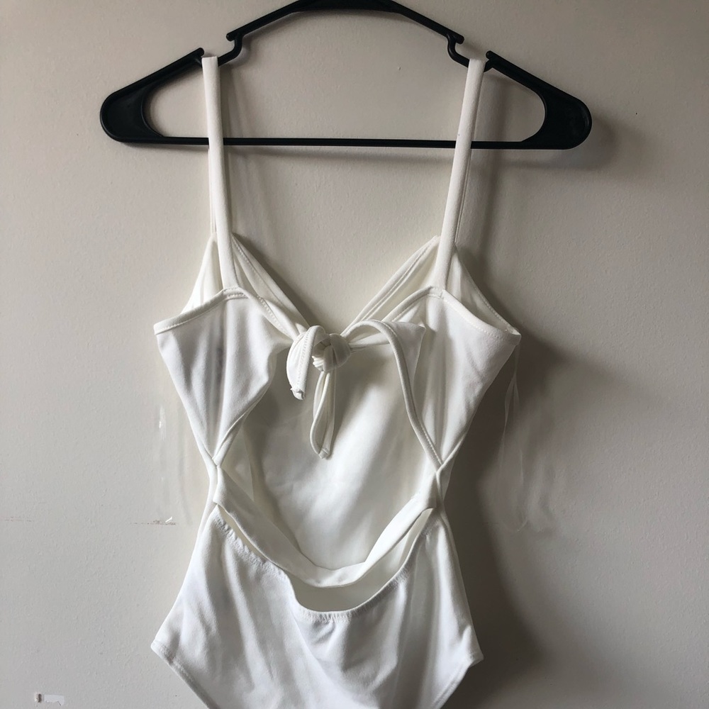 White Bodysuit ✨ - Picture 3 of 3